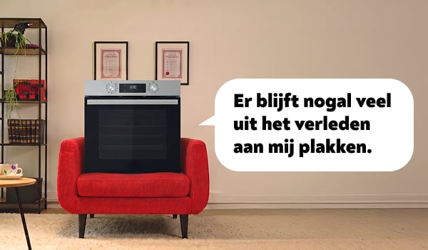 Een oven op een sofa die laat weten dat hij onderhoud nodig heeft.