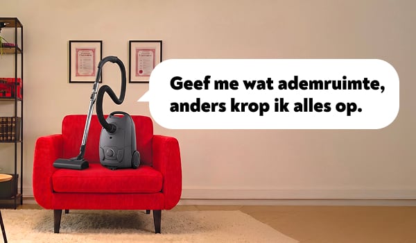 Een stofzuiger op een sofa die laat weten dat hij onderhoud nodig heeft.