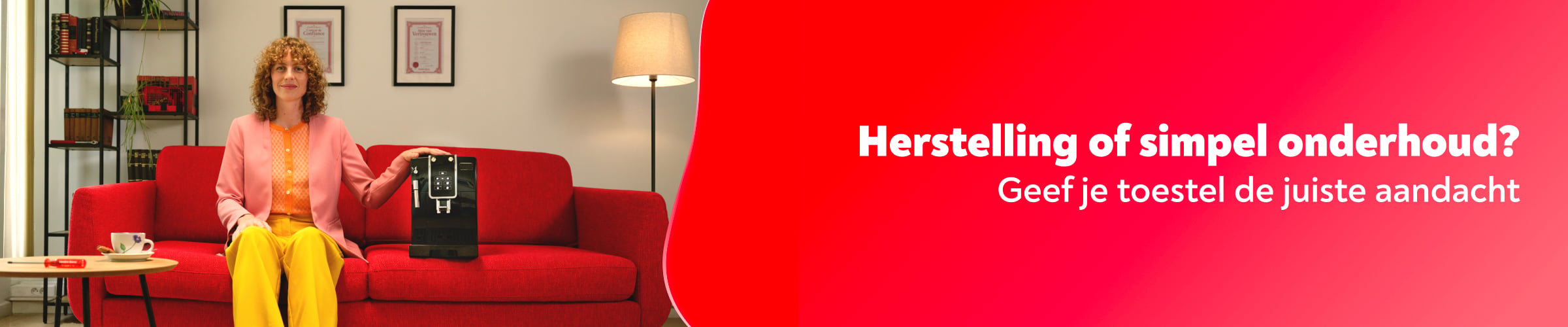 Vrouw op een sofa in een therapiepraktijk met een defecte espressomachine naast haar.
