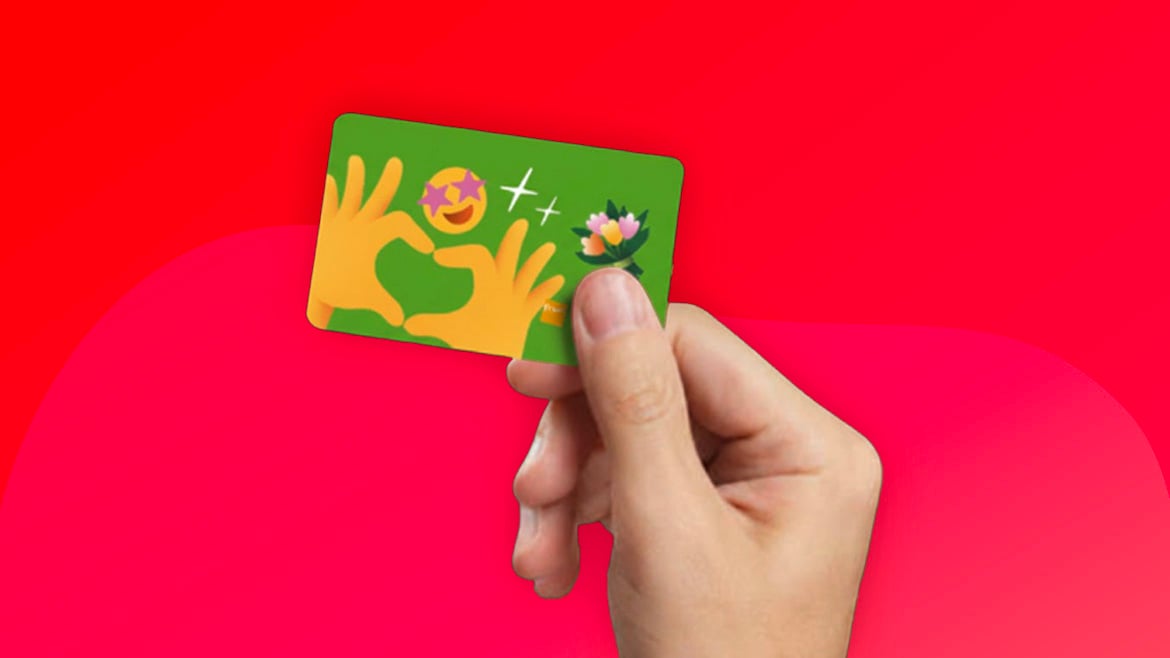 Hand die een cadeaukaart vasthoudt