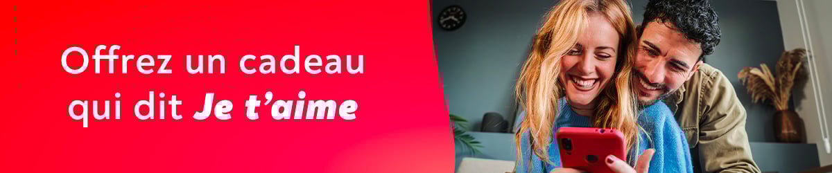 Une femme est tr�s heureuse du nouveau smartphone que son partenaire lui a offert.