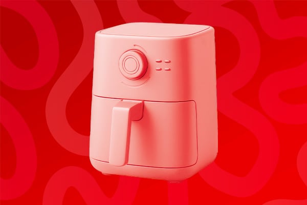 Un airfryer sur un fond rouge