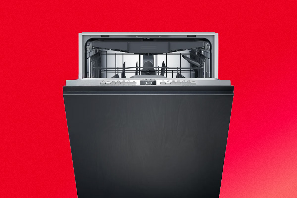 Lave-vaisselle sur fond rouge avec une porte noire.