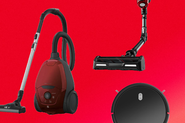 Aspirateur traineau, balai et robot sur fond rouge.