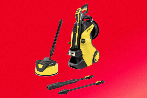 Nettoyeur haute pression et ses accessoires sur fond rouge.