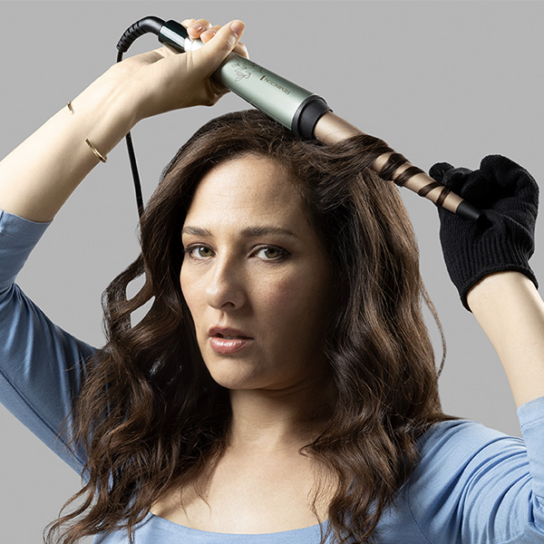 Een vrouw die haar haar krult