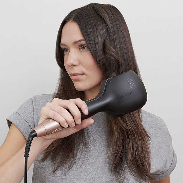 Een vrouw die haar haar krult 