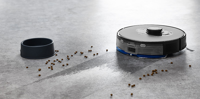 Een Rowenta X-Plorer Serie 75 S+ robotstofzuiger die kruimels opzuigt