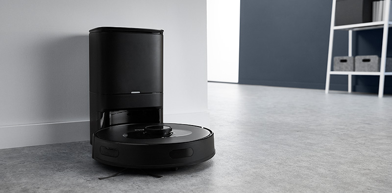 Een Rowenta X-Plorer Serie 75 S+ robotstofzuiger in zijn laadstation