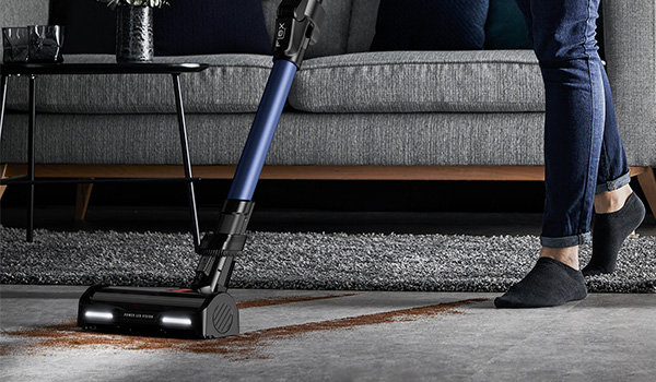 Een persoon die stofzuigt en schoonmaakt met de Rowenta X-Force Flex 12.60