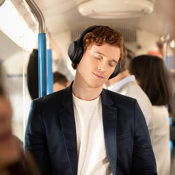Un homme qui porte son casque dans le bus  