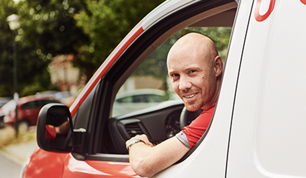 Un livreur dans une camionnette Vanden borre  