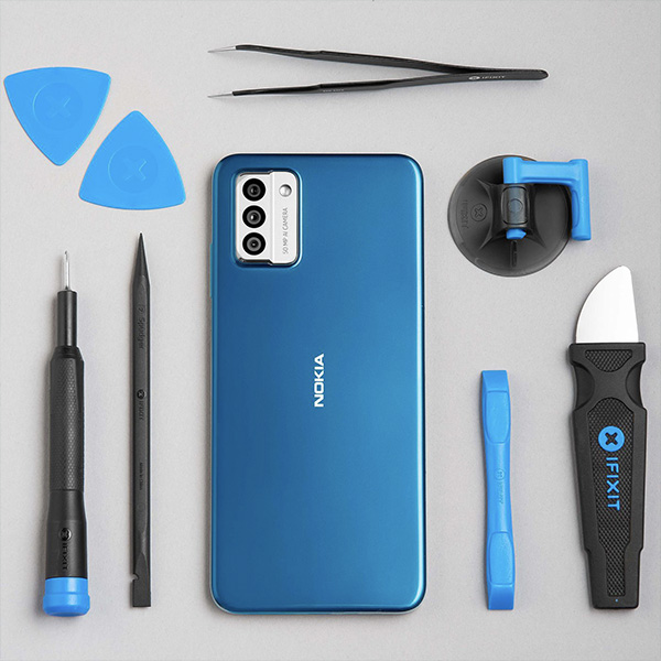 Een Nokia G22-smartphone met reparatiegereedschap eromheen