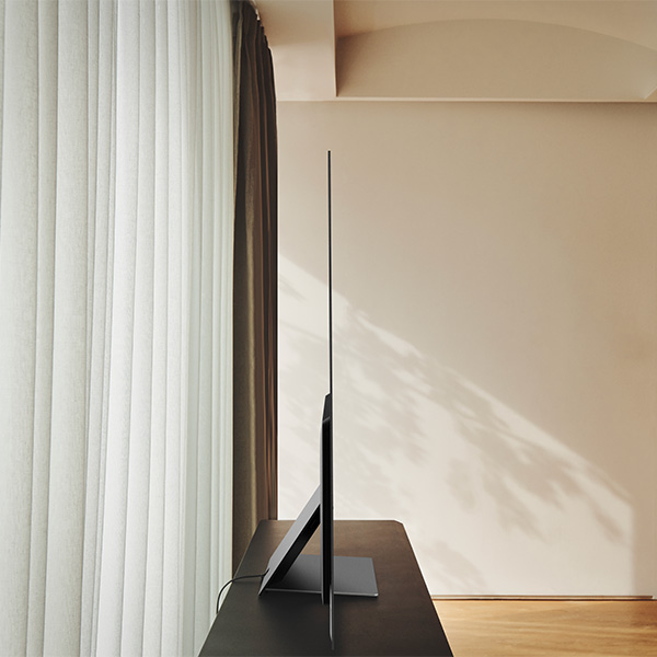 Een zijaanzicht van de Samsung OLED S95B TV om de dunheid te zien