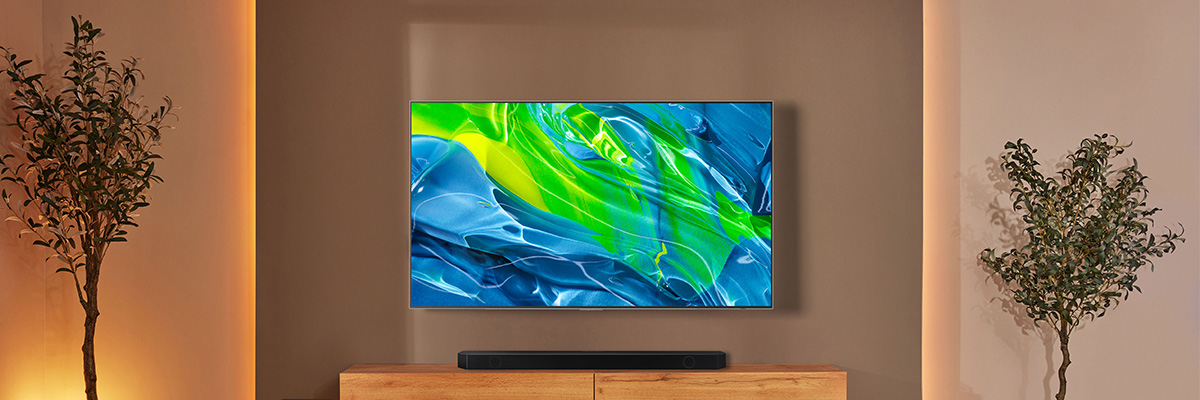 Een Samsung OLED S95B TV aan een muur in een elegante woonkamer