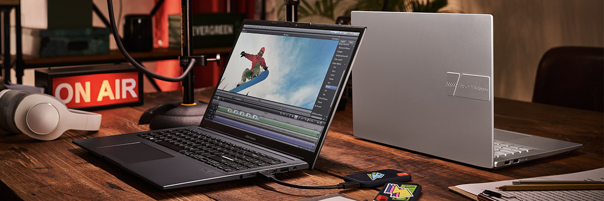 Een Asus Vivobook Pro 15 OLED-laptop open op een bureau 