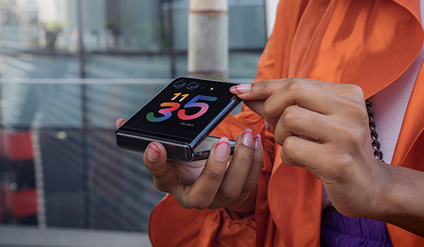 Een opengeklapte Motorola razr 40 ultra-smartphone in de handen van een vrouw 