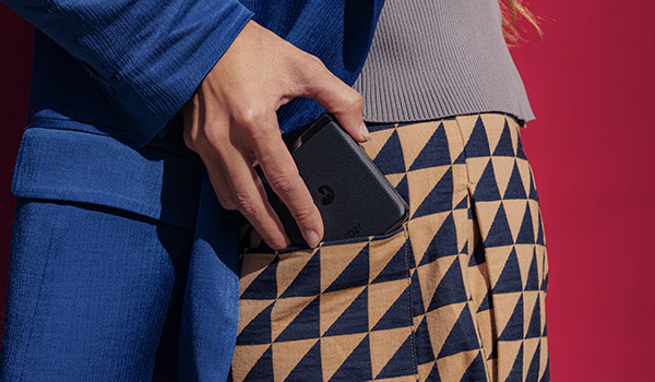 Een opvouwbare Motorola razr 40 ultra-smartphone in de zakken van een rok 