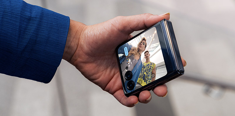 Een koppel dat naar zichzelf kijkt op de opvouwbare Motorola razr 40 ultra-smartphone 