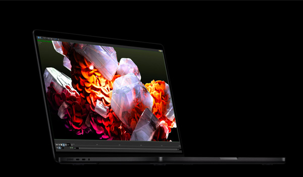Le MacBook Pro avec l'�cran mis en avant sur un fond tr�s noir