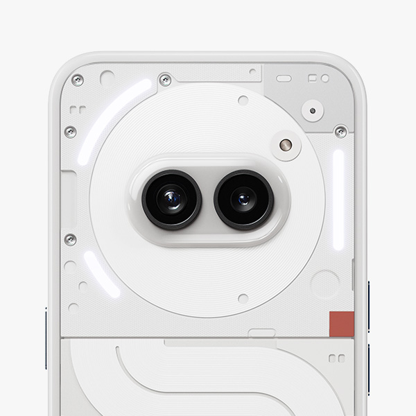 Zoom op de twee lenzen van de Nothing Phone camera (2a).