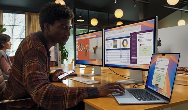 Un tudiant qui travaille sur son MacBook Air dans la bibliothque