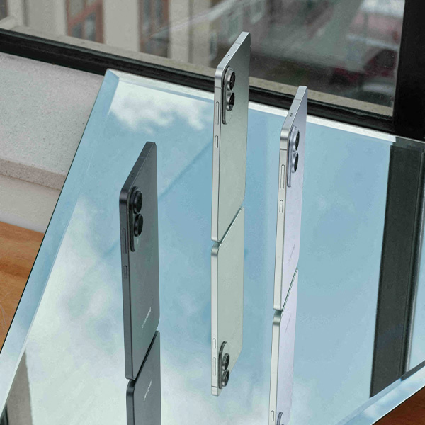 3 rechtopstaande Galaxy S25 Edge-smartphones