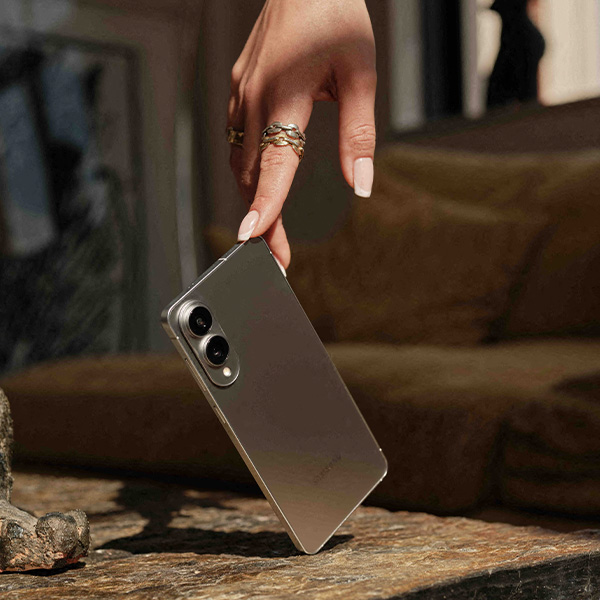 Een Galaxy S25 Edge balanceert op een hoek dankzij een vinger die druk zet op de andere