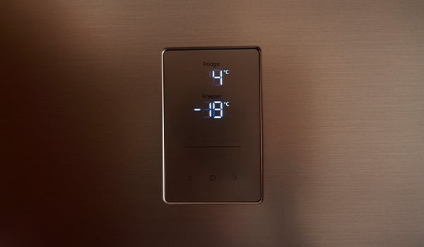 Le thermostat numrique d'un frigo gris indique une temprature de 4C pour le frigo et de -19C pour le conglateur.