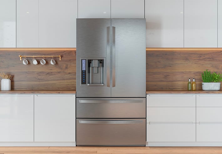 Frigo amricain gris dans une cuisine lgante et pure aux couleurs noir et bois