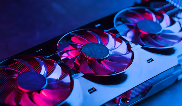 Gros plan sur trois ventilateurs d�une carte graphique �clair�s par des lumi�res rose et bleue
