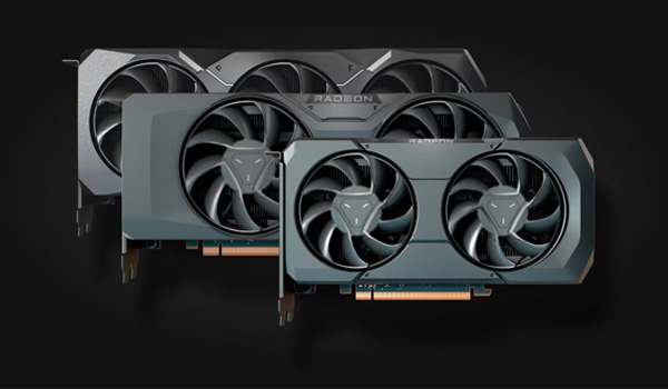 Trois cartes graphiques Radeon align�es en d�cal�, chacune �quip�e de grands ventilateurs, sur un fond noir