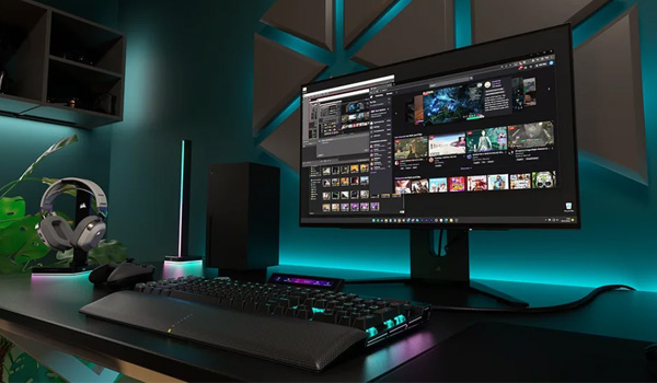 Poste informatique avec un �cran affichant une interface multim�dia, un clavier r�tro�clair� RGB, une souris et un �clairage LED turquoise dans un espace de bureau am�nag�