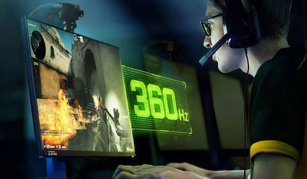 Personne utilisant un ordinateur pour jouer � un jeu vid�o en vue subjective, avec un indicateur 360 Hz affich� � l��cran et un casque micro