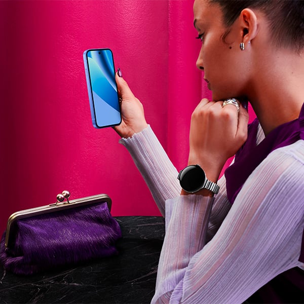 Une jeune femme regarde l'�cran clair du Google Pixel 10a