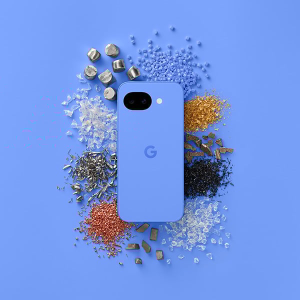 Le smartphone Google Pixel 10a sur un fond bleu