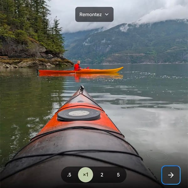 La vue de quelqu'un qui prend une photo depuis un kajak