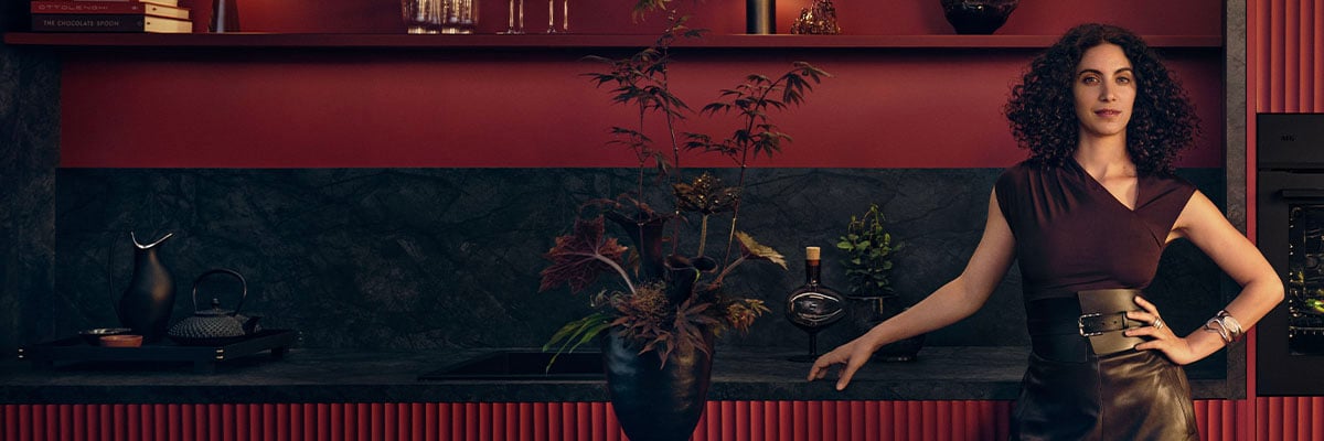 Une femme �l�gante se trouve dans une cuisine bordeaux