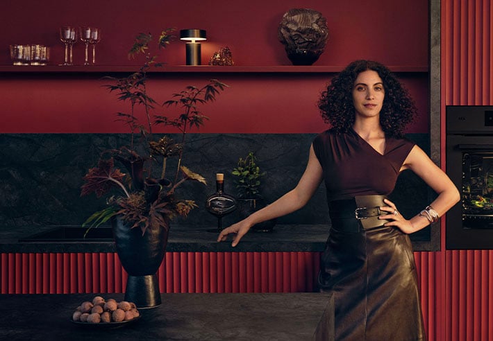 Une femme �l�gante se trouve dans une cuisine bordeaux