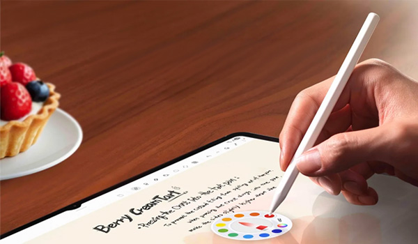 Iemand die de S Pen gebruikt op een Samsung-tablet om te kleuren