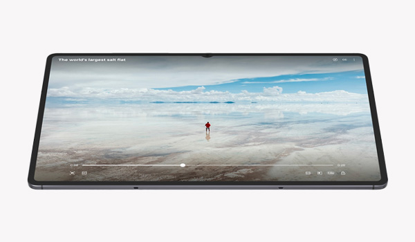 Samsung tablet in liggende stand waarop een video in volledig scherm met een natuurlijk landschap wordt weergegeven
