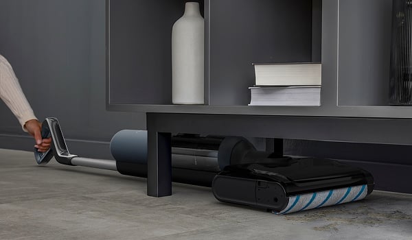 De Rowenta X-Clean Pro 5 aan het werk onder een lage tafel