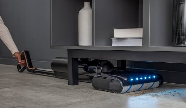 De Rowenta X-Clean 7 aan het werk onder een lage tafel