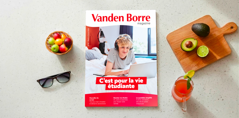 Magazine Vanden Borre consacr� � la vie �tudiante pos� sur une table.