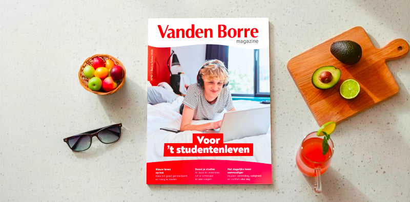 Vanden Borre-magazine over het studentenleven op een tafel.