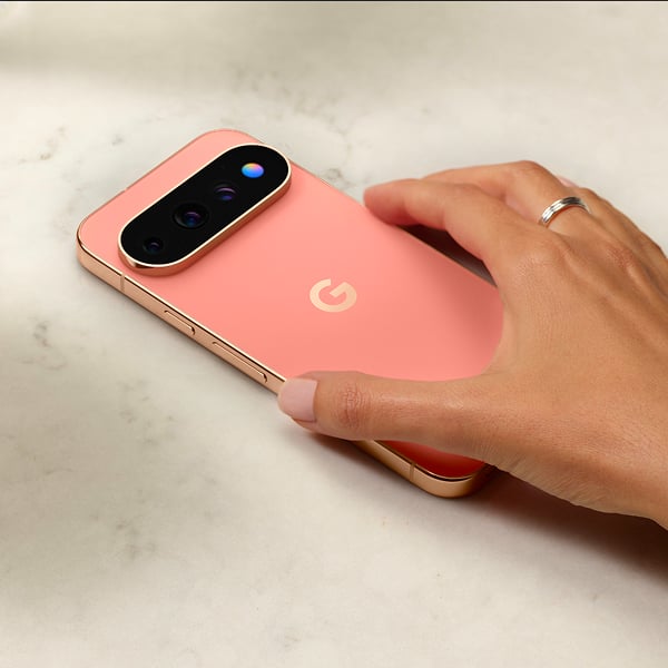 De achterkant van de roze Google Pixel 11 Pro