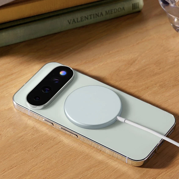 Een vrouw belt buiten met de Google Pixel 11 Pro in de hand