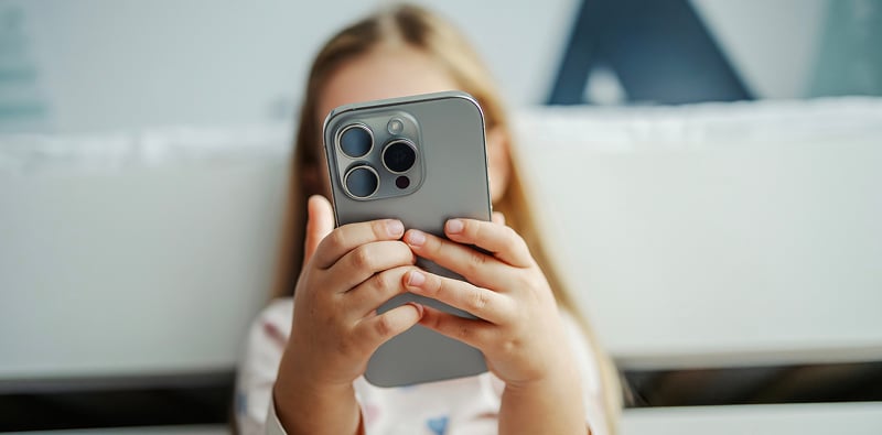 Personne tenant un smartphone.