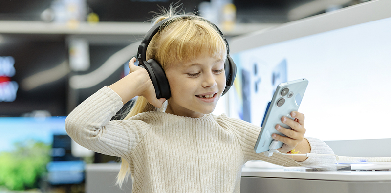 Personne avec casque audio utilisant un smartphone.